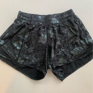 lululemon hotty hot low rise 4" inseam shorts